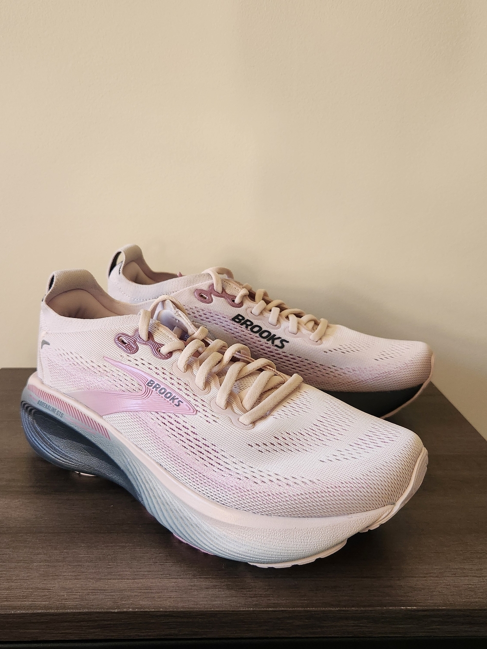 Brooks Women’s Adrenaline GTS 25 Running Shoes Size 7.5